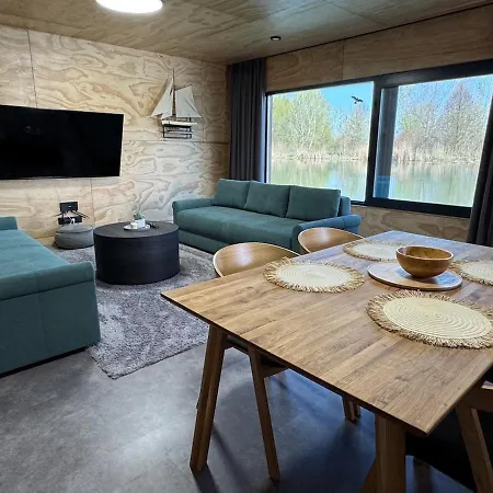 Botel Sunset Hausbot