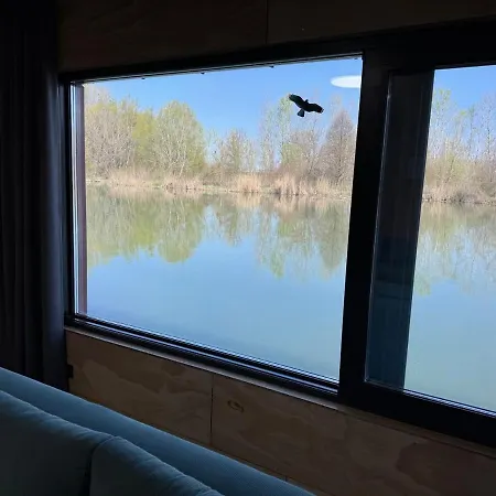 船屋 Sunset Hausbot