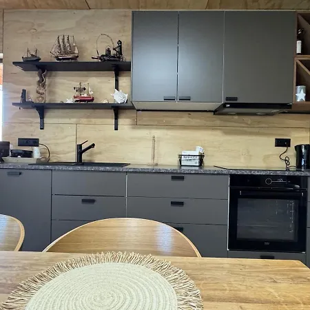 船屋 Sunset Hausbot