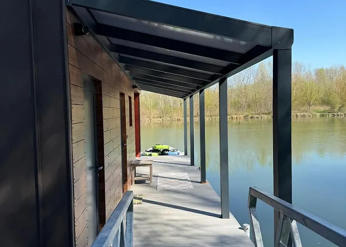 بوتيل Sunset Hausbot *