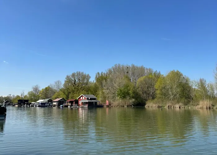 Sunset Hausbot 船屋 *