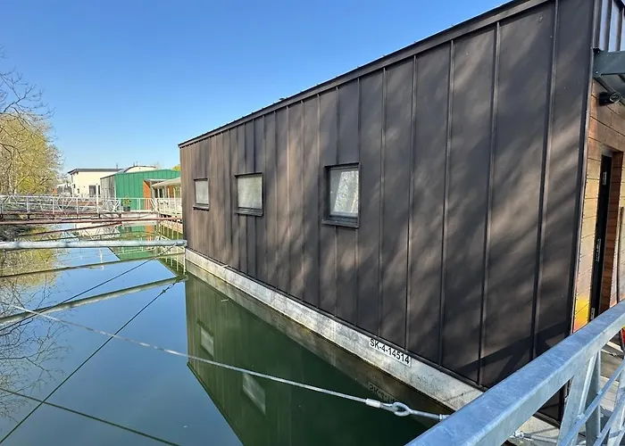 Sunset Hausbot Botel