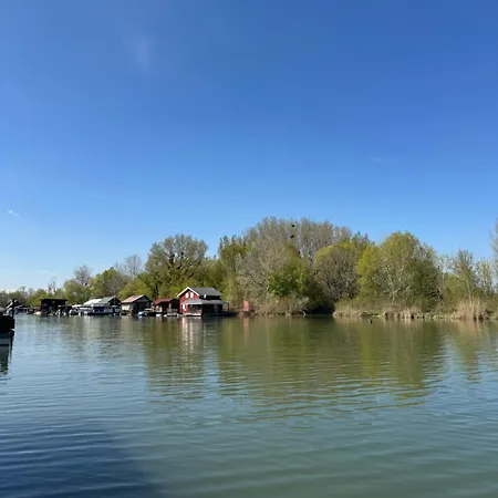 Sunset Hausbot 船屋 *